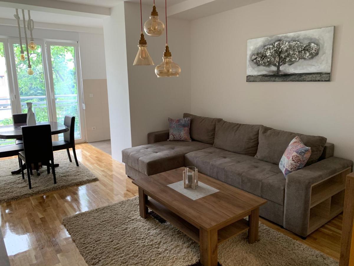 Lux Centro Palace Apartmani Čačak Eksteriør bilde